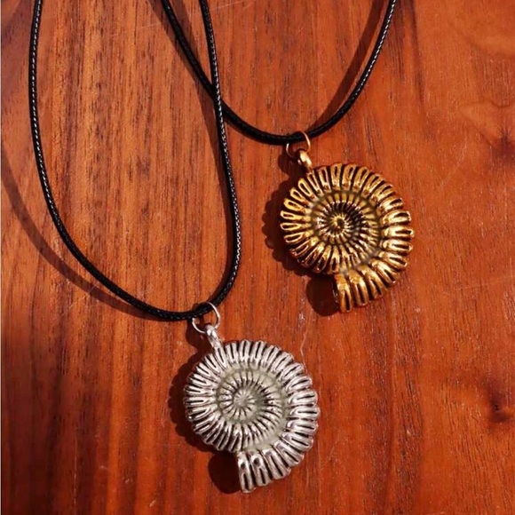 Little Mermaid Ariel Enchanted Nautilus Sea Shell Glow in the Dark Necklace - Picture 4 of 4